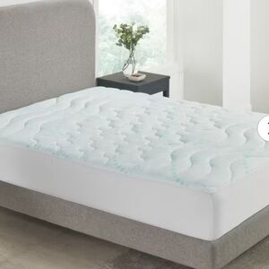 California Design Den Luxury Cooling Mattress Pad